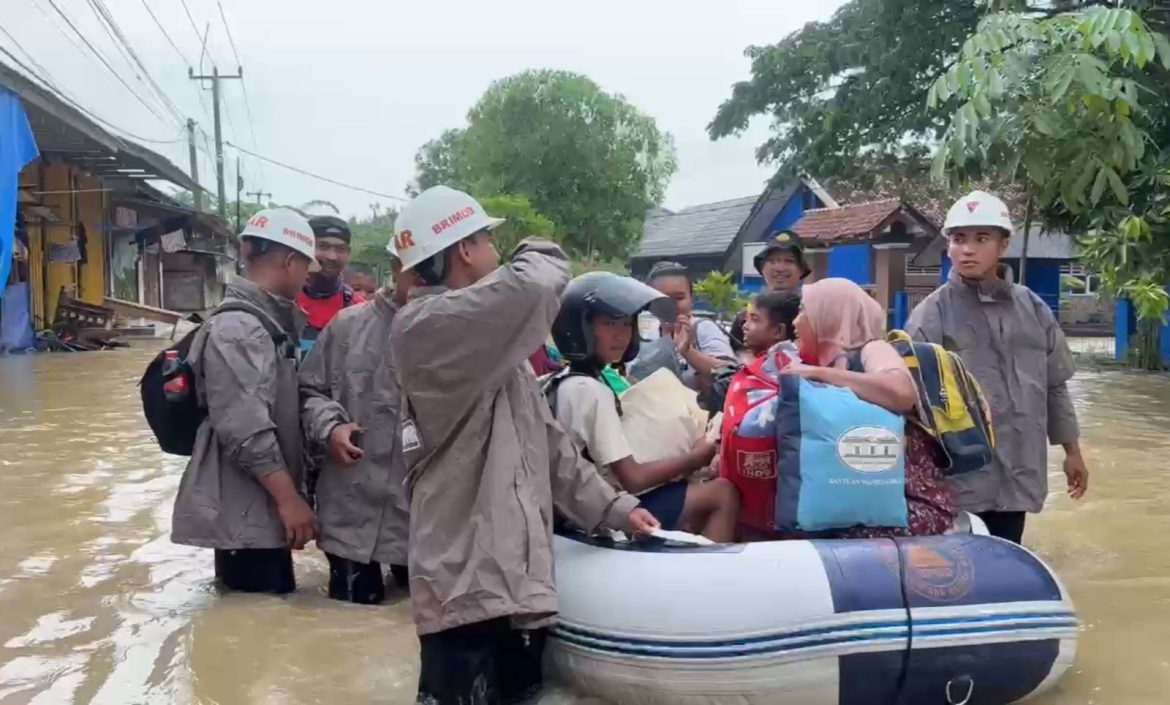 Kesigapan Tim SAR Sat Brimob Polda Jabar, Evakuasi Korban Banjir Ke Tempat Pengungsian