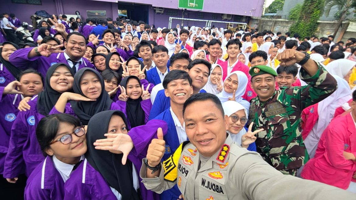 Kapolres Depok Kombes Pol Abdul Waras, S.I.K Menghadiri Upacara Bendera di SMK 2 Perintis