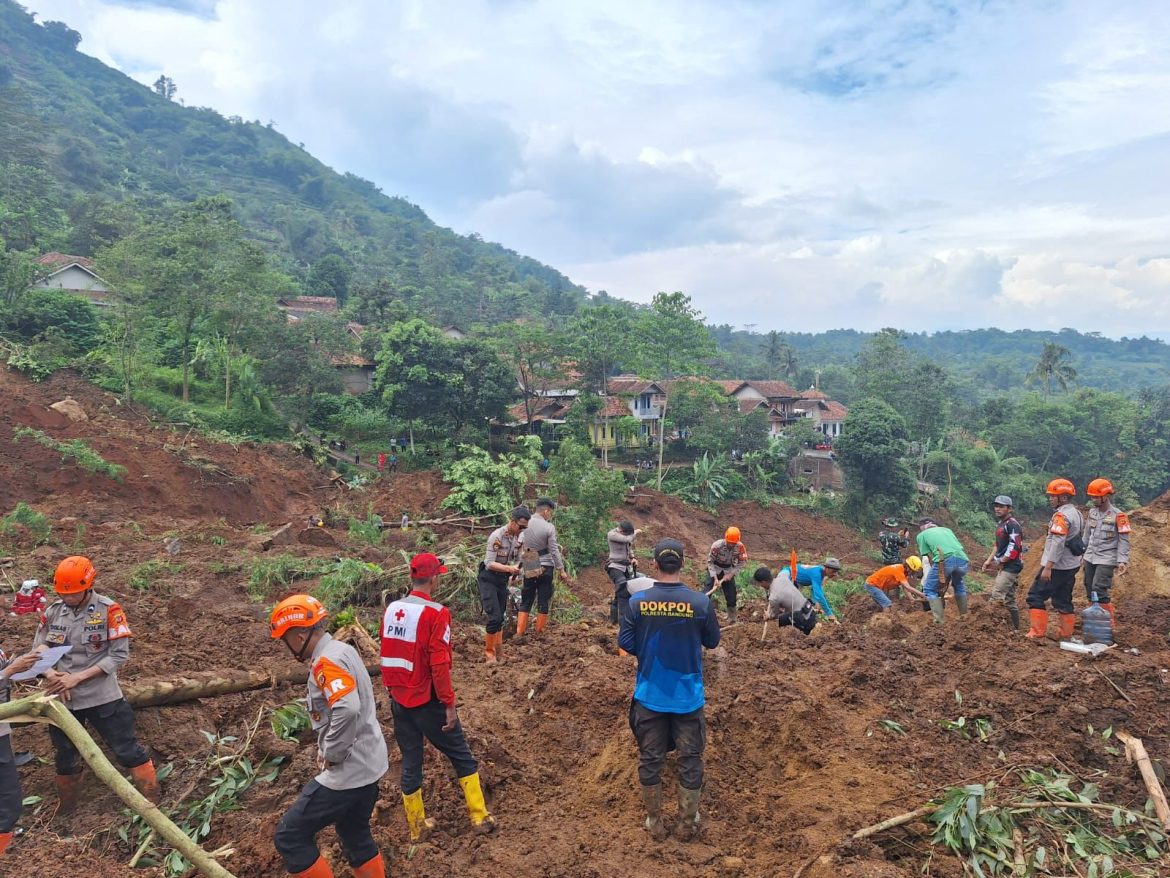 Tanggap Darurat, Hari Ke – 3 Tim SAR Sat Brimob Polda Jabar Terus Cari Korban Longsor Margaluyu