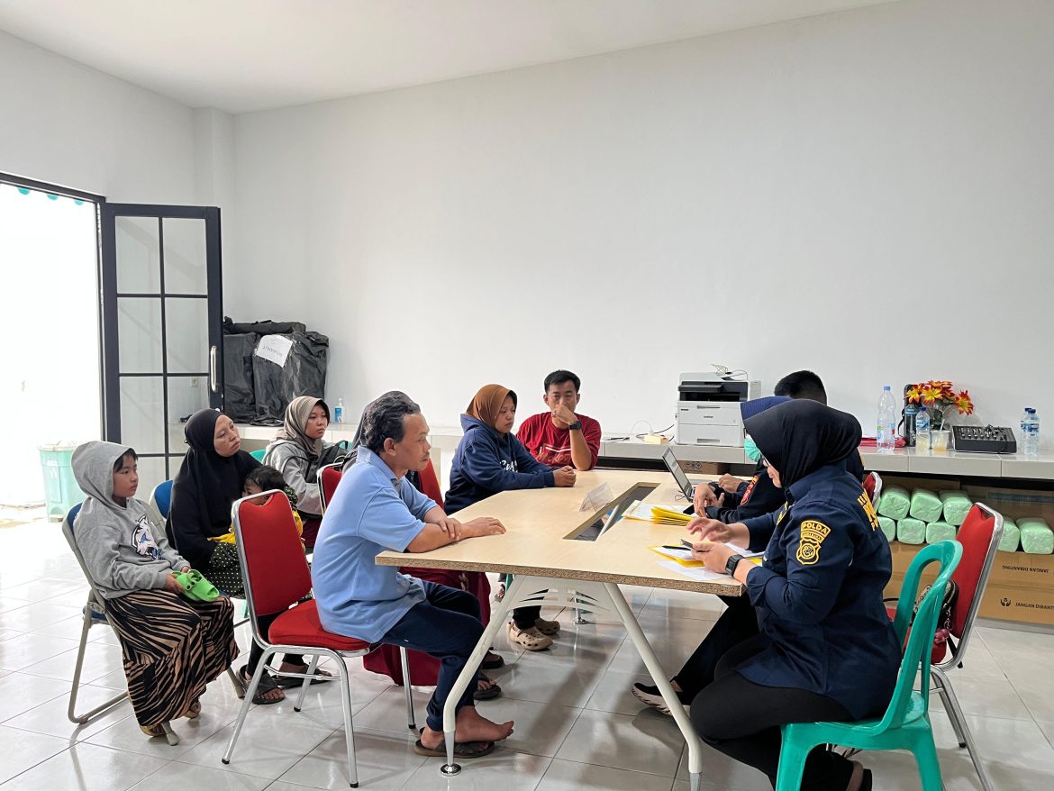 Tim DVI Polda Jabar Identifikasi Korban Bencana Tanah Longsor Arjasari, Soreang – Kabupaten Bandung