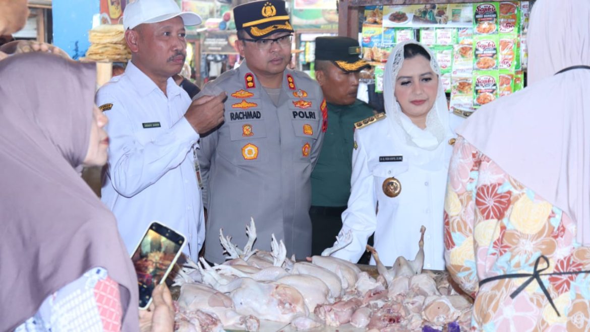 Jelang Nataru, Kapolres Bersama Bupati dan Forkopimda Pekalongan Geruduk Pasar Induk Kajen, Cabai Merah Melonjak Drastis!