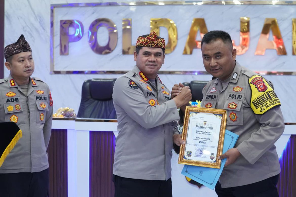 Bripka Toto Heryanto, Bhabinkamtibmas ‘Tangan Emas’ Subang Diguyur Penghargaan Langsung Oleh Plt. Dirbinmas Kombes Pol Hendra Rochmawan S.I.K., M.H