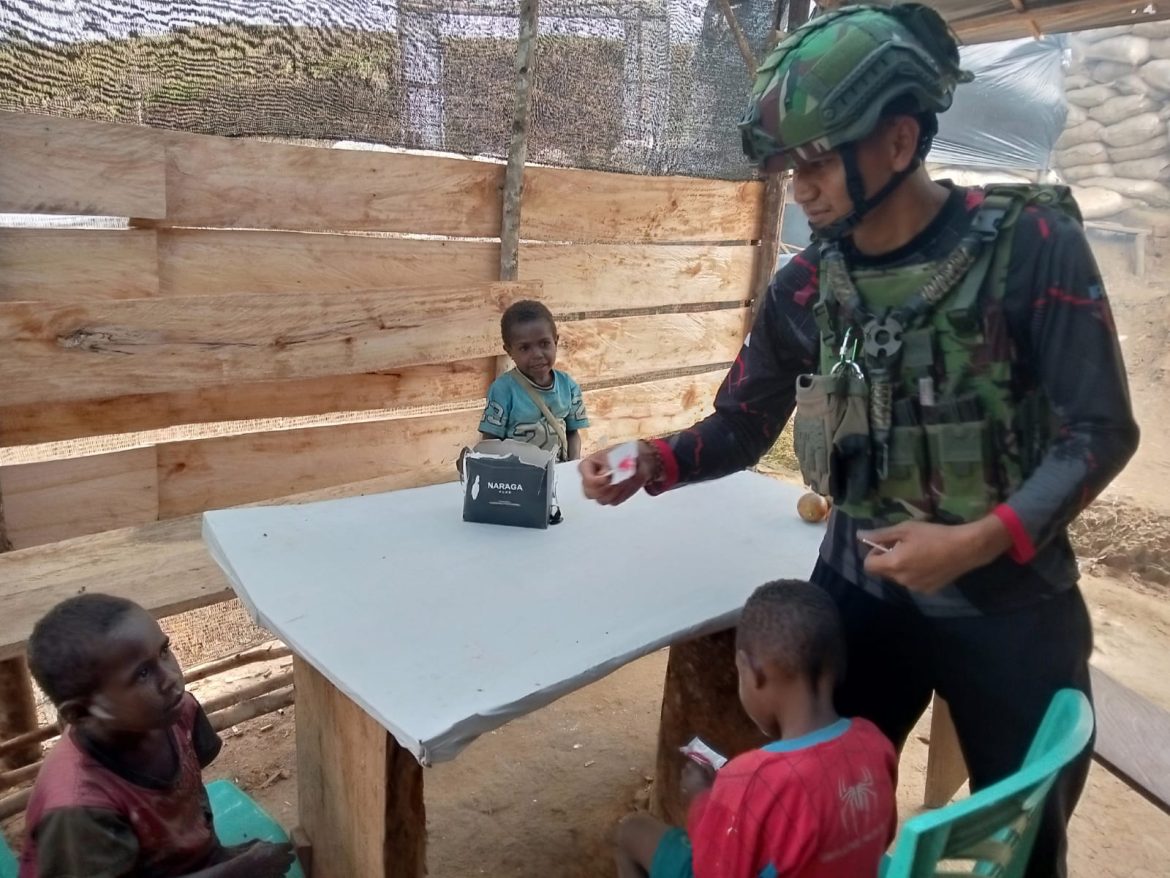 Jaya Sakti Berbagi. Pos Zanepa Hadir Bagikan Roti dan Permen untuk Anak-anak Zanepa