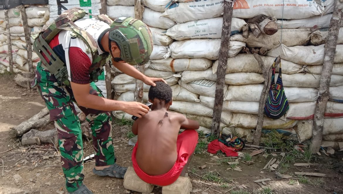 Jaya Sakti Peduli. Cukur Rambut Gratis dari Satgas, Natal dan Tahun Baru Lebih Meriah