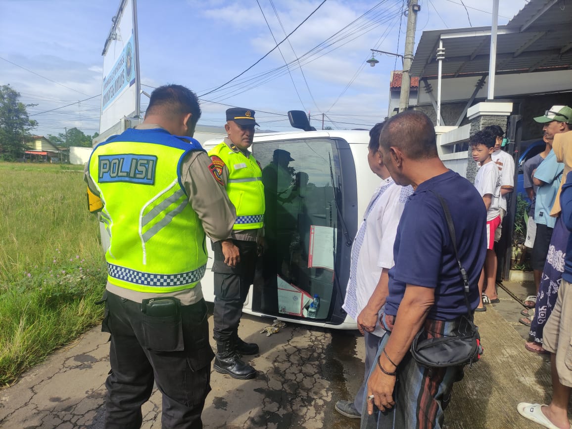 Pick Up Boks Pengangkut  MBG Oleng di Kedungwuni, Tabrak Pagar dan Terguling: Sopir Tak Punya SIM Sah.