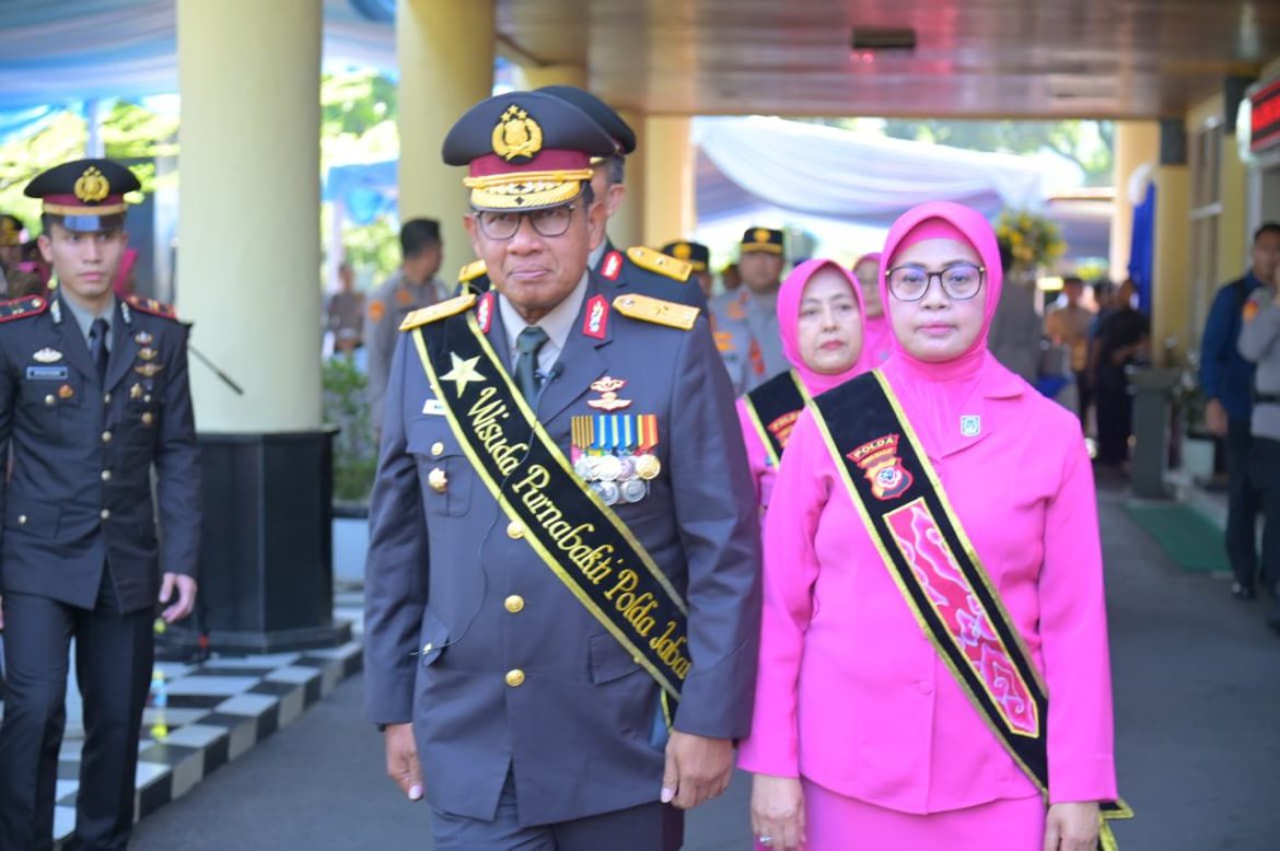 Polda Jabar Gelar Upacara Wisuda Purnabakti Brigjen Pol. Rinto Prastowo, S.I.K., M.H.