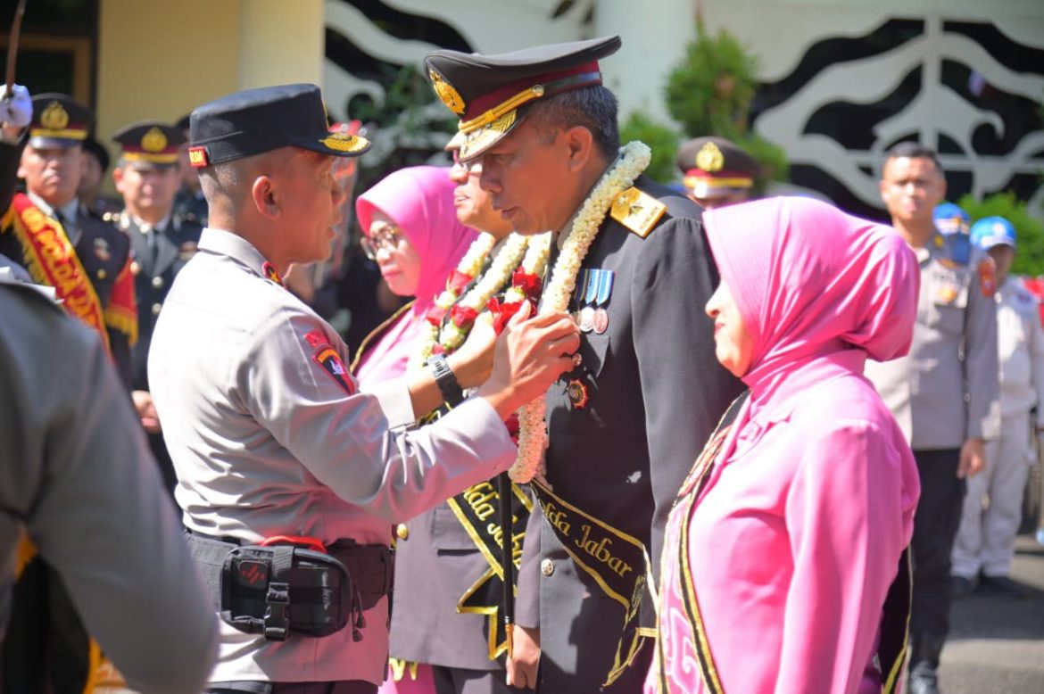 Polda Jabar Gelar Upacara Wisuda Purnabakti Brigjen Pol. Gunarso