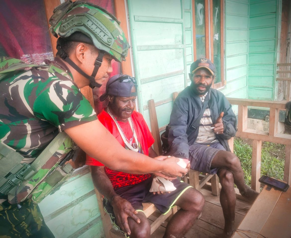 Jaya Sakti Berbagi. Kebersamaan di Pos Bilai, Satgas dan Masyarakat Makan Bersama