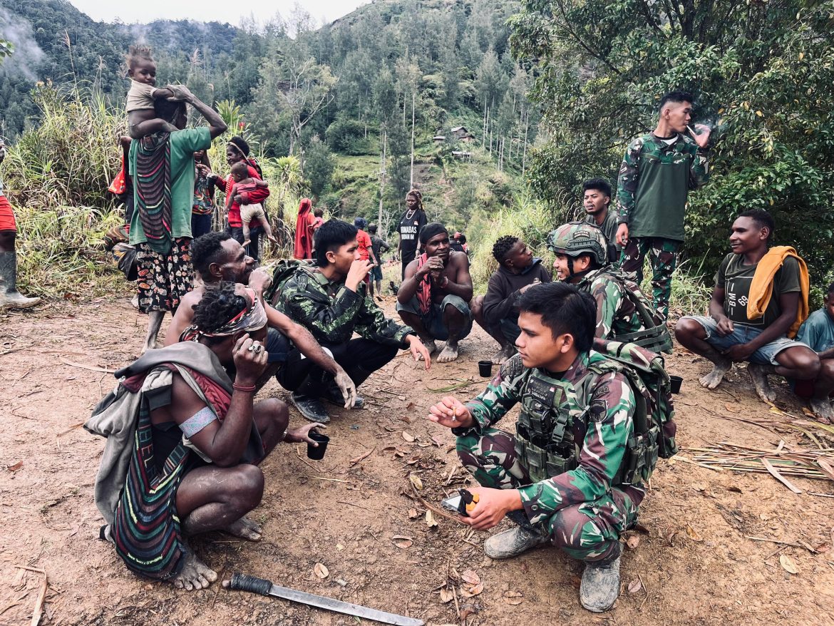 Jaya Sakti Menyapa. Ngopi Bareng, Satgas dan Masyarakat Engganengga Akrab