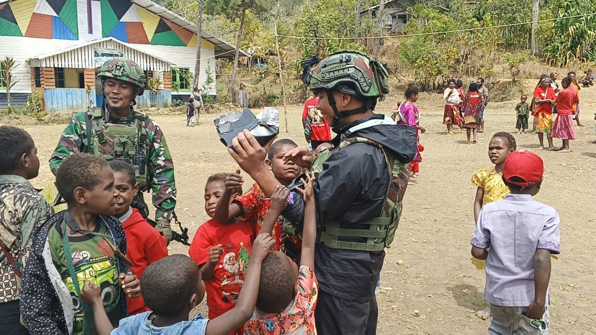 Jaya Sakti Berbagi. Personil Satgas Pos Bilai Hadir, Bilai Senyum
