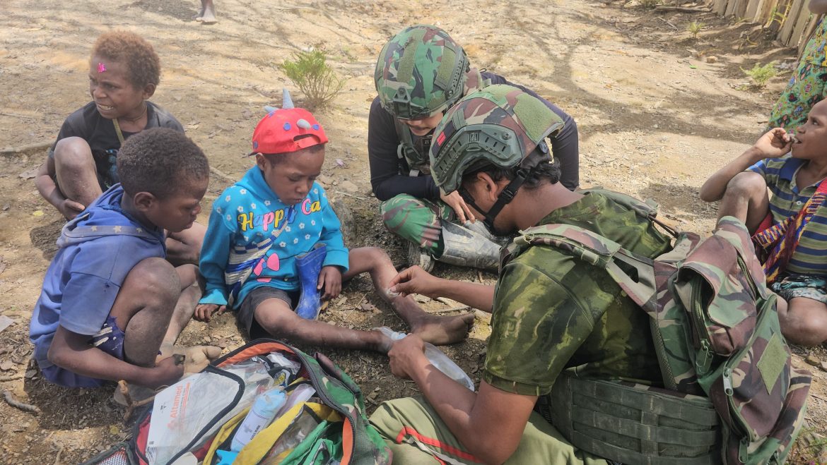 Jaya Sakti Sehat. Personil Satgas Pos Kendetapa Jemput Bola, Kesehatan Masyarakat Terjaga