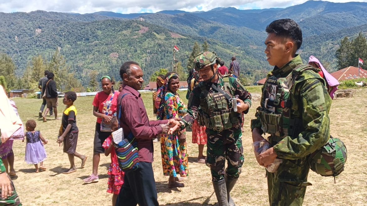 Jaya Sakti Berbagi. Pogapa Senyum, Satgas Pamtas RI PNG Mobile Yonif 113/JS Hadir dengan Roti