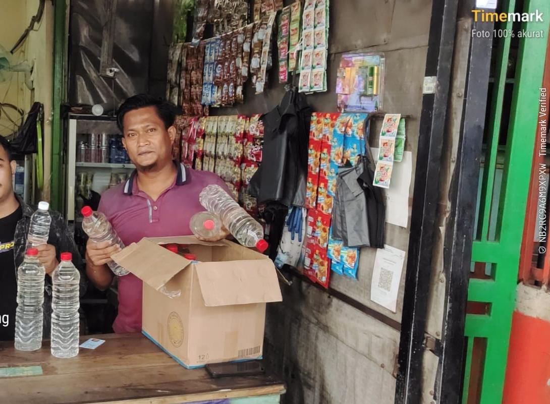 Polisi Sita 96 Botol Miras Hasil Razia Pekat