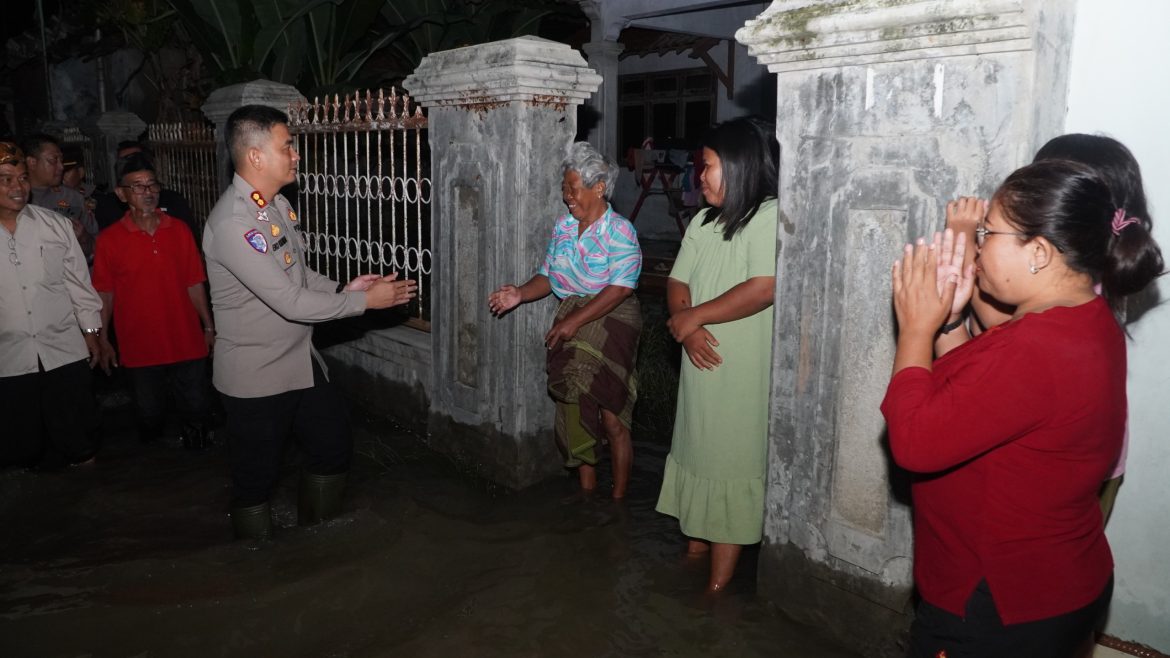Kapolres Cirebon Kota Tinjau Langsung Lokasi Banjir Desa Astana