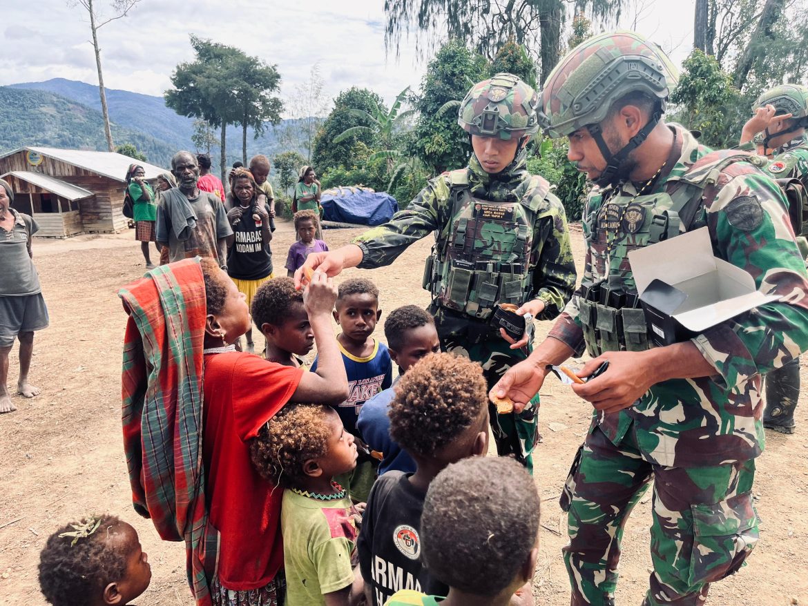 Jaya Sakti Berbagi. Anak-anak Engganengga Senang, Satgas Bagikan Roti