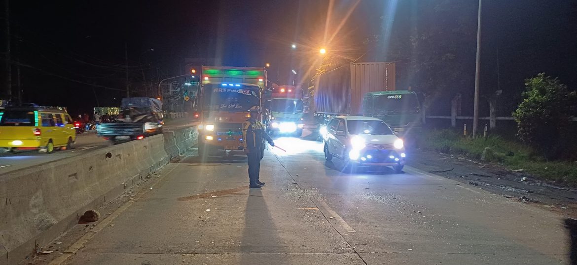 Rem tidak berfungsi, truk Fuso tanpa muatan tabrak mobil