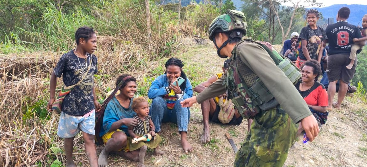 Jaya Sakti Berbagi. Anak-anak Ogeapa Senang, Satgas Bagikan Permen