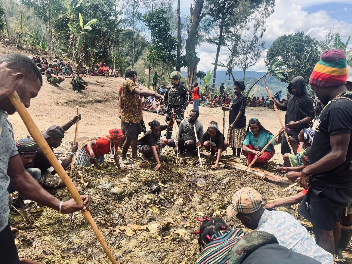 Jaya Sakti Menyapa. Bakar Batu, Satgas dan Masyarakat Engganengga Bersatu