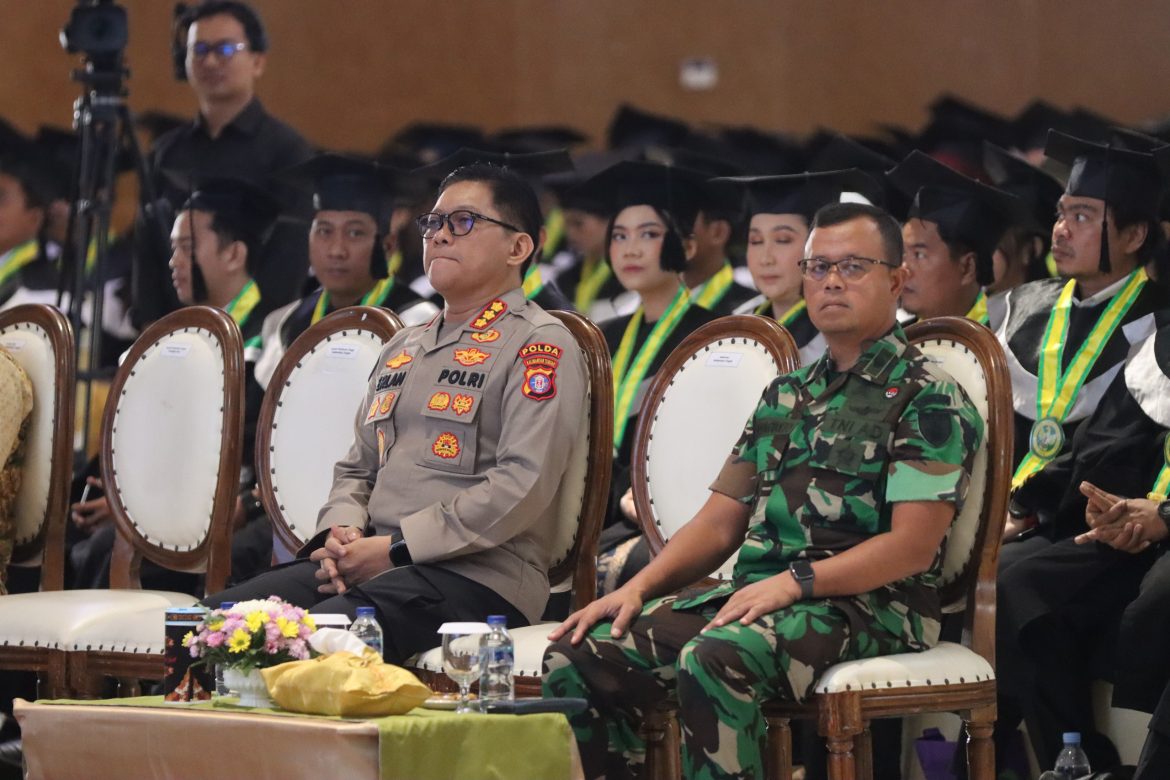 Dukung Dunia Pendidikan, Kabidhumas Polda Kalteng Hadiri Wisuda Mahasiswa UPR