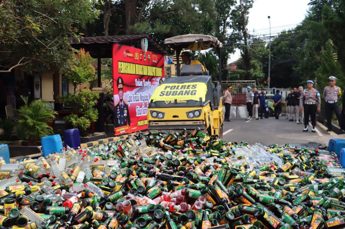 Polisi Musnahkan 16.000 Botol Miras dan 520 Knalpot Tidak Standar Wujud Nyata Komitmen Jaga Kamtibmas Jelang Operasi Lilin Lodaya 2025