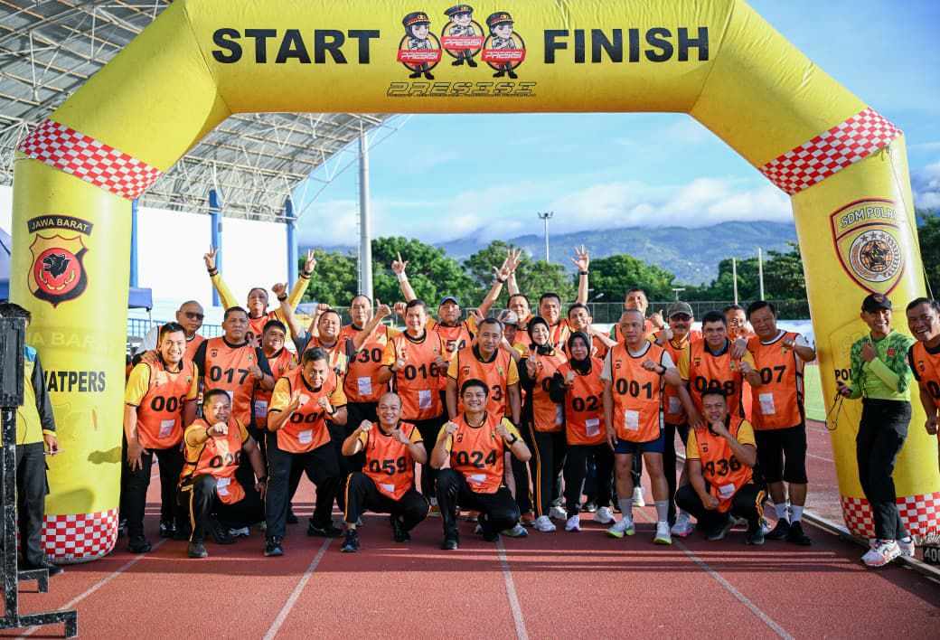Ditengah Padatnya Persiapan Nataru, Kapolda Jabar Pimpin Kesamaptaan Jasmani di Stadion Sport Jabar Arcamanik Bandung