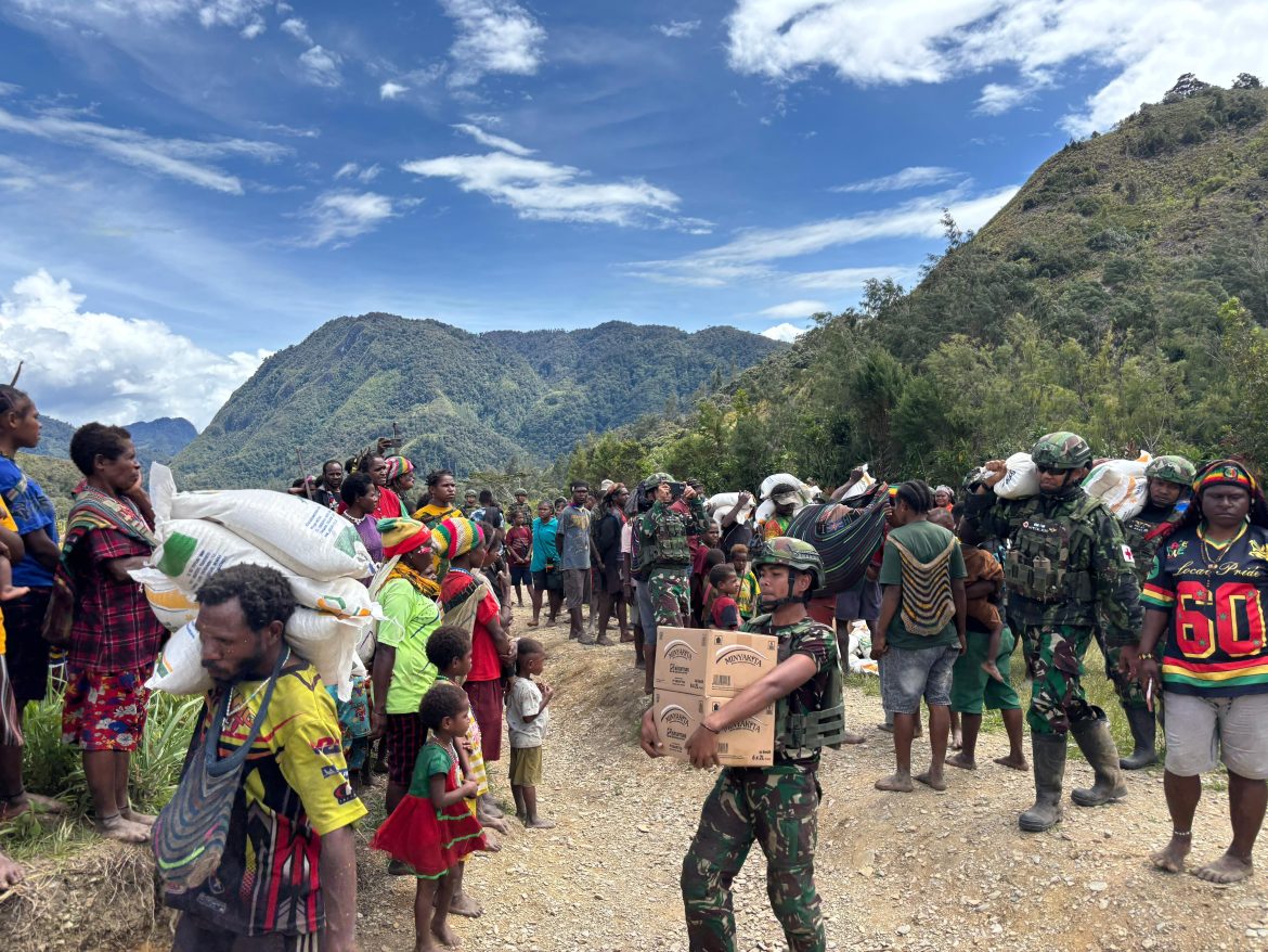 Jaya Sakti Peduli. Bupati Intan Jaya Serahkan Sembako Natal, Satgas Pos Bilai Hadir Bantu Pendistribusian