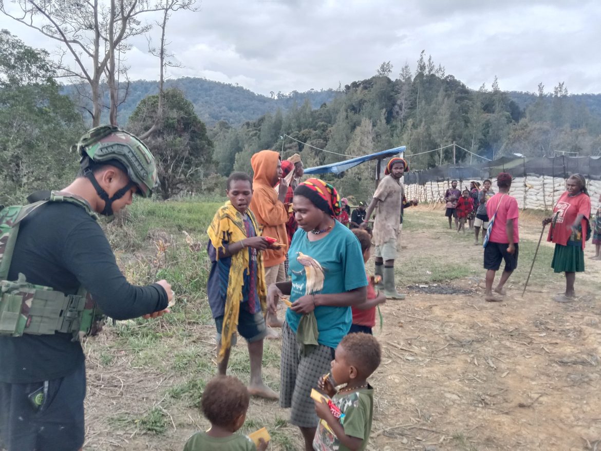 Jaya Sakti Berbagi. Roti dari Satgas, Senyum untuk Anak-anak Kendetapa