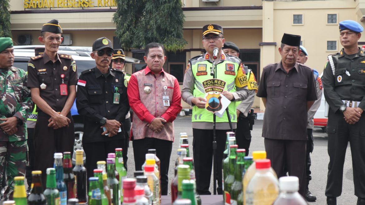 Jelang Nataru, Polres Pekalongan Musnahkan 3.048 Botol Miras Hasil Razia Setahun Terakhir