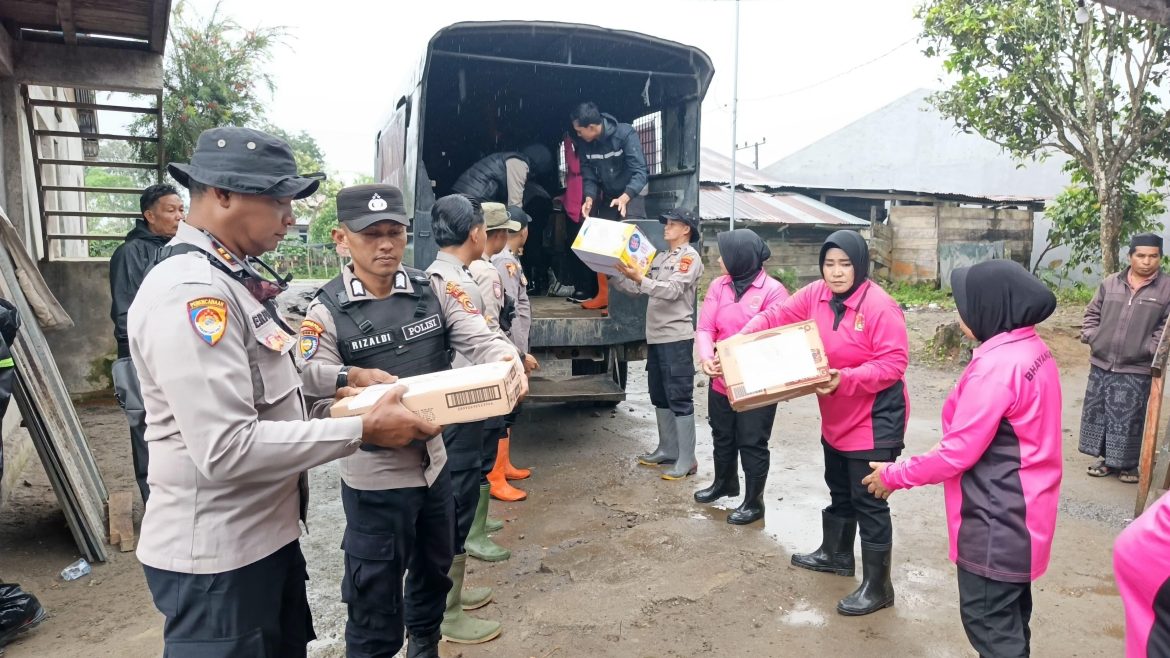 Lewati Jalana Berlumpur, Personel Polres Bener Meriah dan ibu-ibu Bhayangkari Trrobos Desa Terisolir Demi Antar Bantua