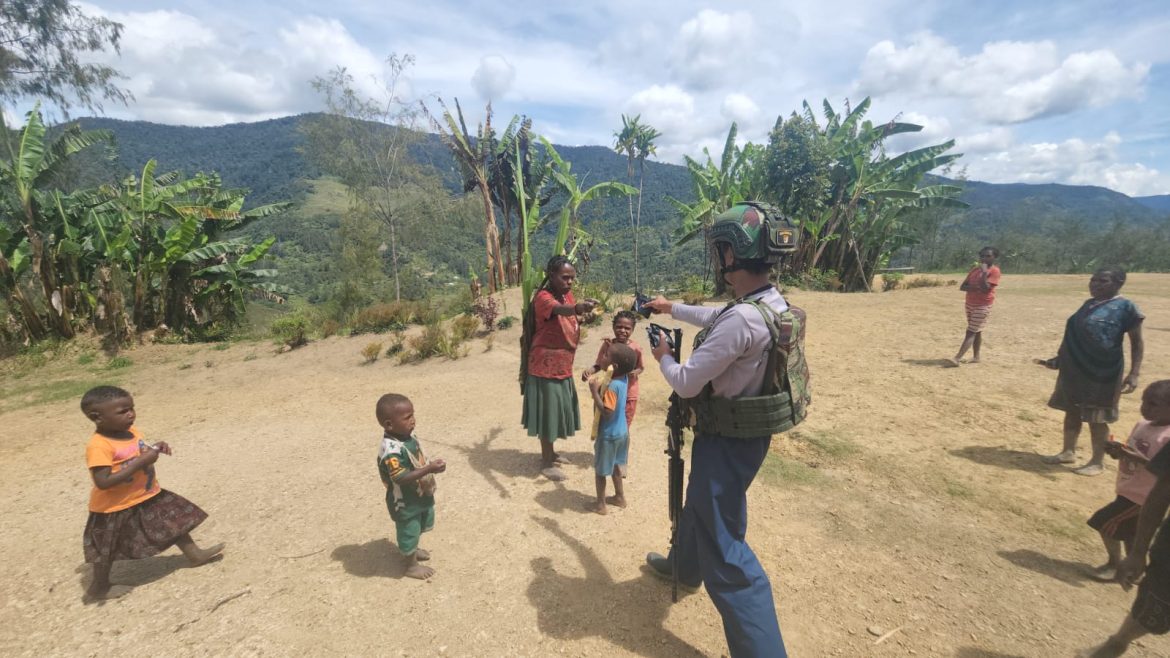 Jaya Sakti Berbagi. Satgas Pos Zanepa Tebar Roti, Anak-anak Tersenyum
