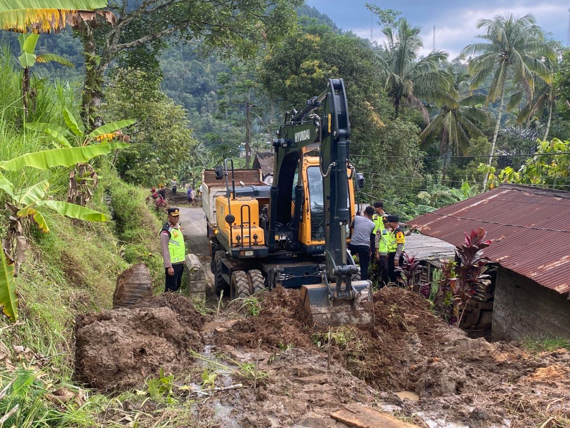Ngeri! Tebing di Lebakbarang Longsor Tutup Jalan, Begini Aksi Gercep Polisi dan Warga Evakuasi Material