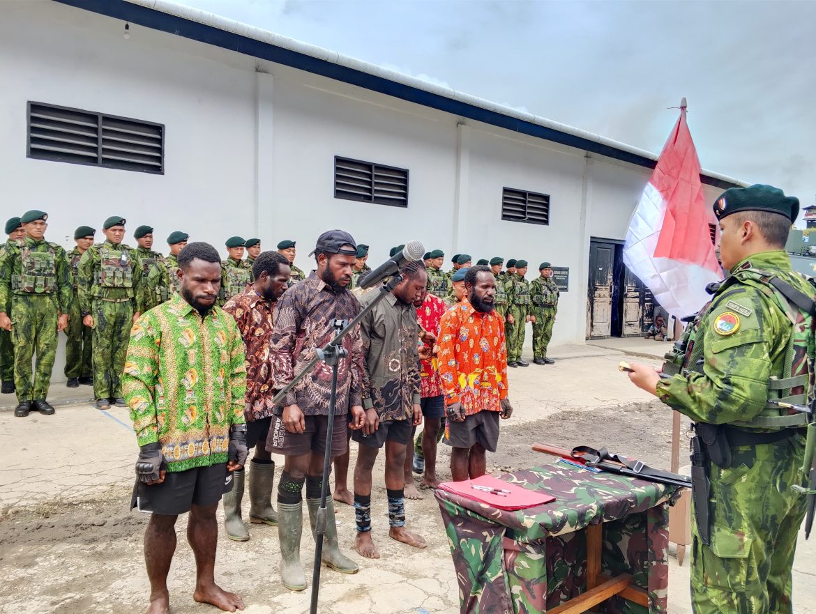 Satgas Yonif 142/Ksatria Jaya di bawah Komando Operasi Habema TNI berhasil mengikrarkan 7 orang anggota Kelompok TPNPB-OPM Kodap XXVII/Sinak, kembali ke pangkuan NKRI