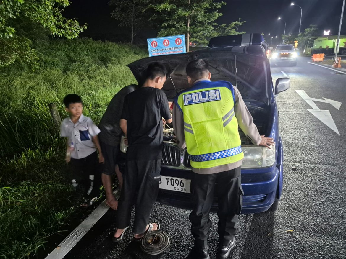 Lumpuh di Tol, Mobil Pemudik Jakarta-Magetan Kembali Nyala Usai Dibantu Polisi Pekalongan