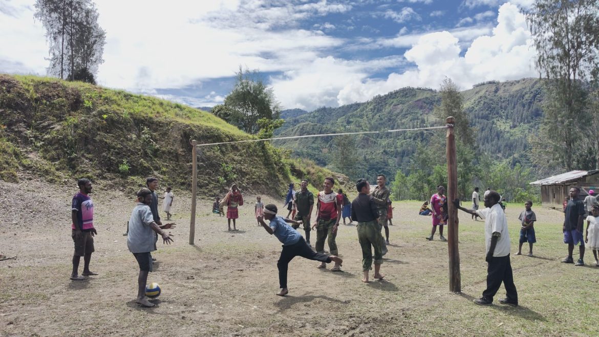 Jaya Sakti Menyapa. Bermain Volly Seru Antara Satgas dan Masyarakat, Kebersamaan di Lapangan