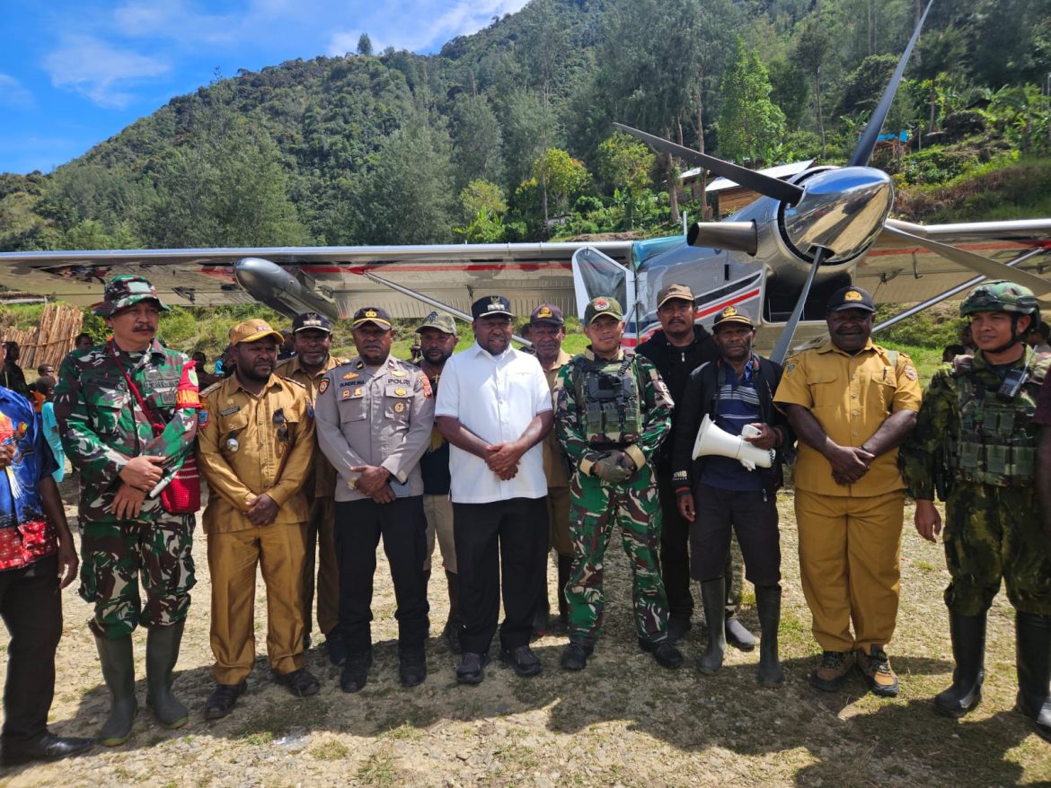 Jaya Sakti Menyapa. Bupati Intan Jaya Serahkan Dana Desa, Satgas Pamtas Dampingi