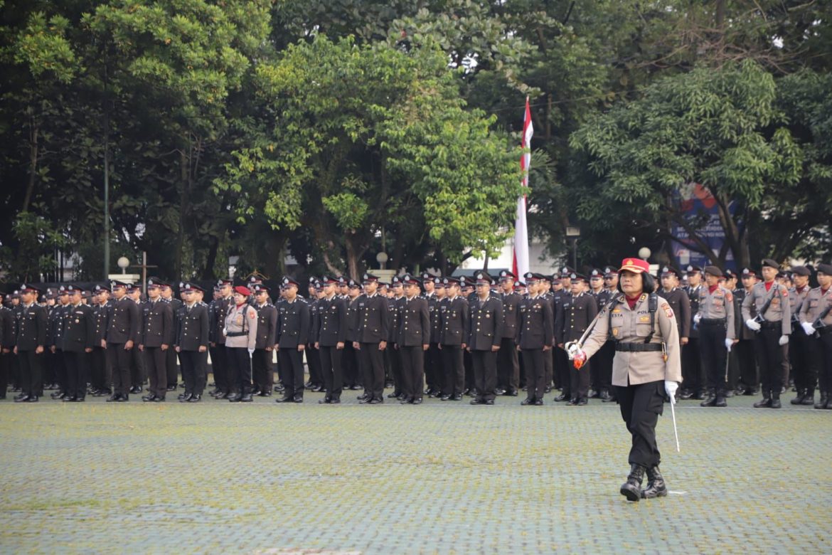 Peringatan Hari Ibu, Polwan Tampil Sebagai Komandan Upacara di Polda Jabar