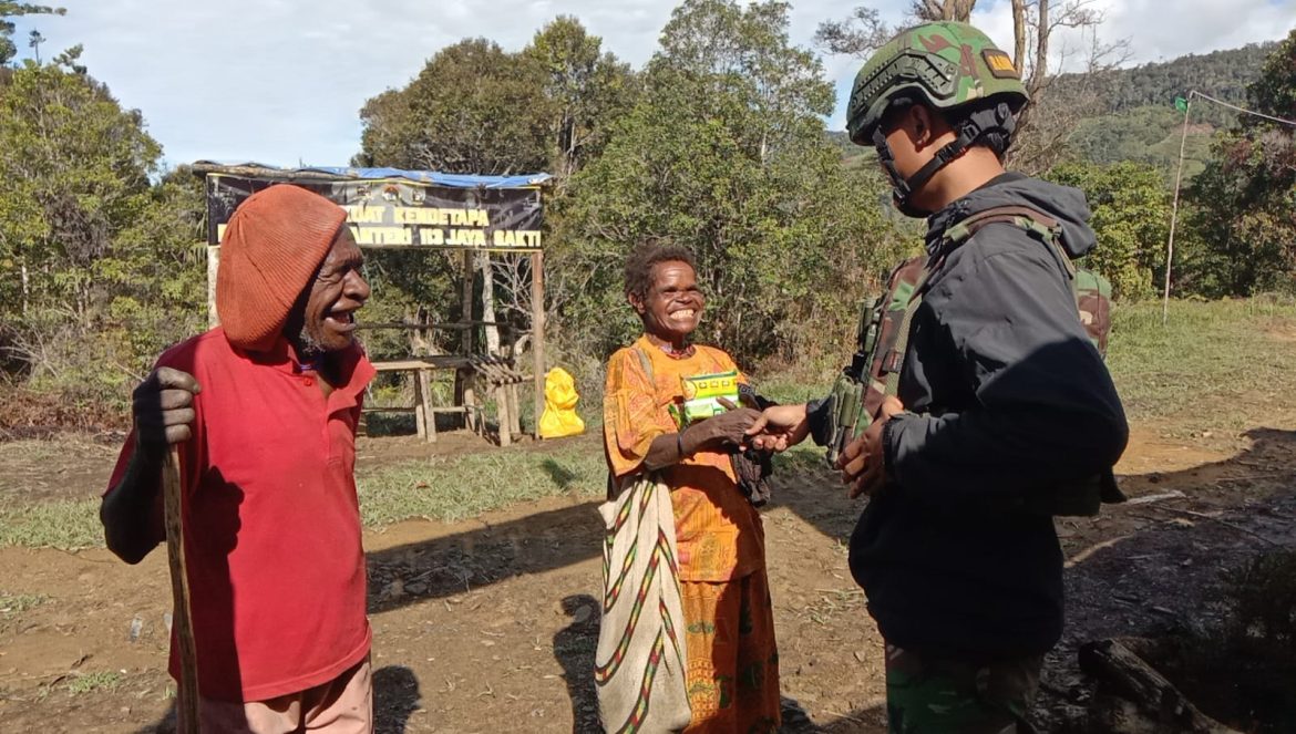 Jaya Sakti Berbagi. Kendetapa Menanti Natal, Satgas Hadirkan Roti