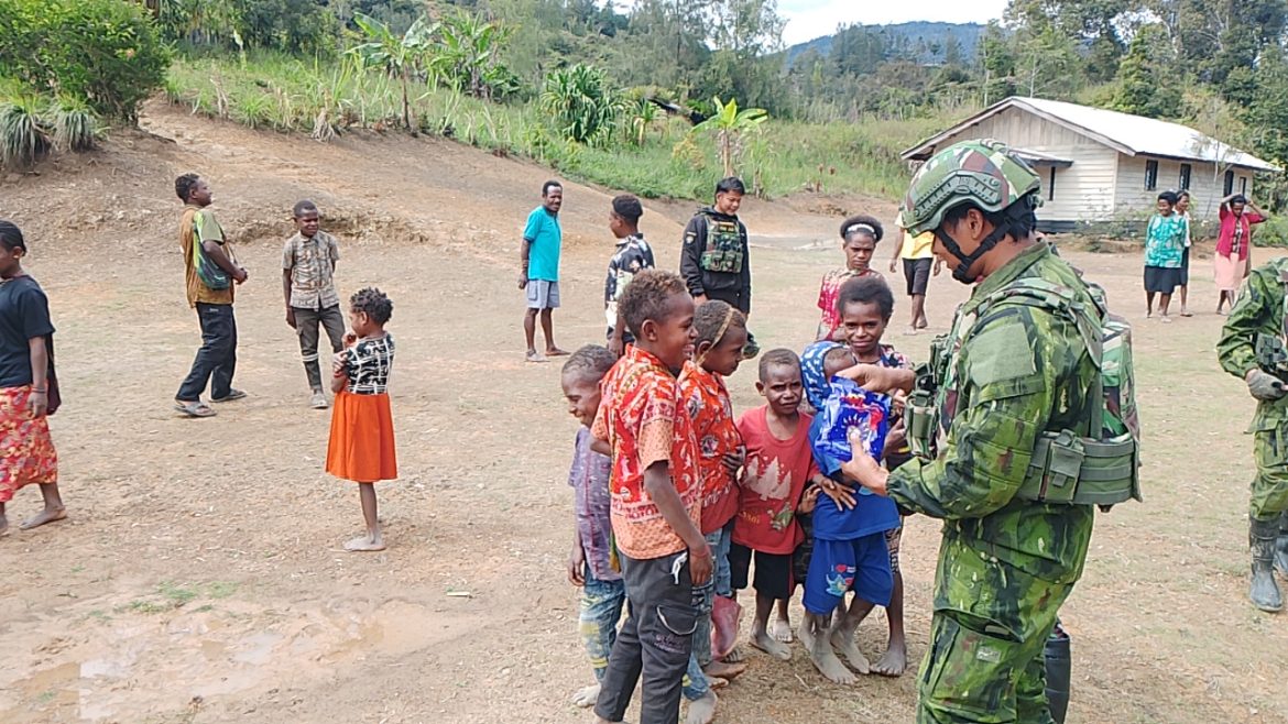 Jaya Sakti Berbagi. Permen Bahagia dari Satgas untuk Anak-anak Zanepa