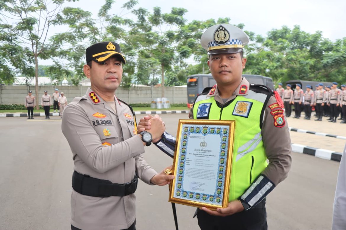Kapolres Metro Tangerang Kota Pimpin Apel Jam Pimpinan dan Beri Penghargaan Anggota Berprestasi