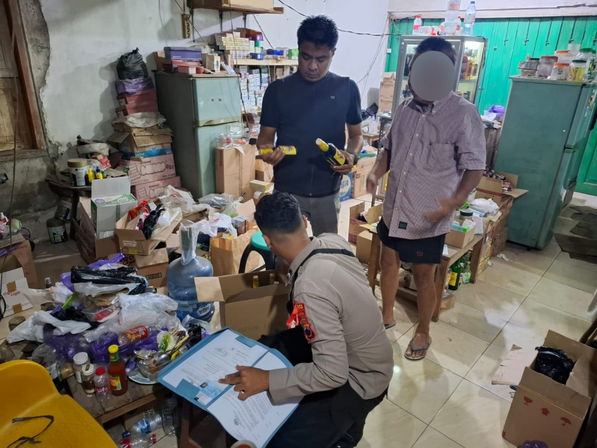 Jelang Nataru, Polsek Sragi Razia Warung-warung dan Sita Puluhan Botol Miras