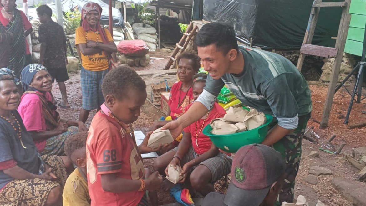 Jaya Sakti Berbagi. Kepedulian Satgas, 200 Bungkus Makanan untuk Pogapa