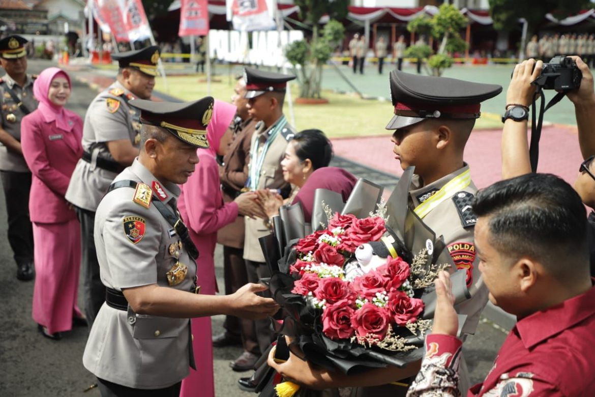 Dua Siswa Bintara Polri TA 2025 Raih Kelulusan Nilai Tertinggi di SPN Polda Jabar, Orang Tua Ucapkan Syukur dan Terima Kasih Kepada Kapolda Jabar