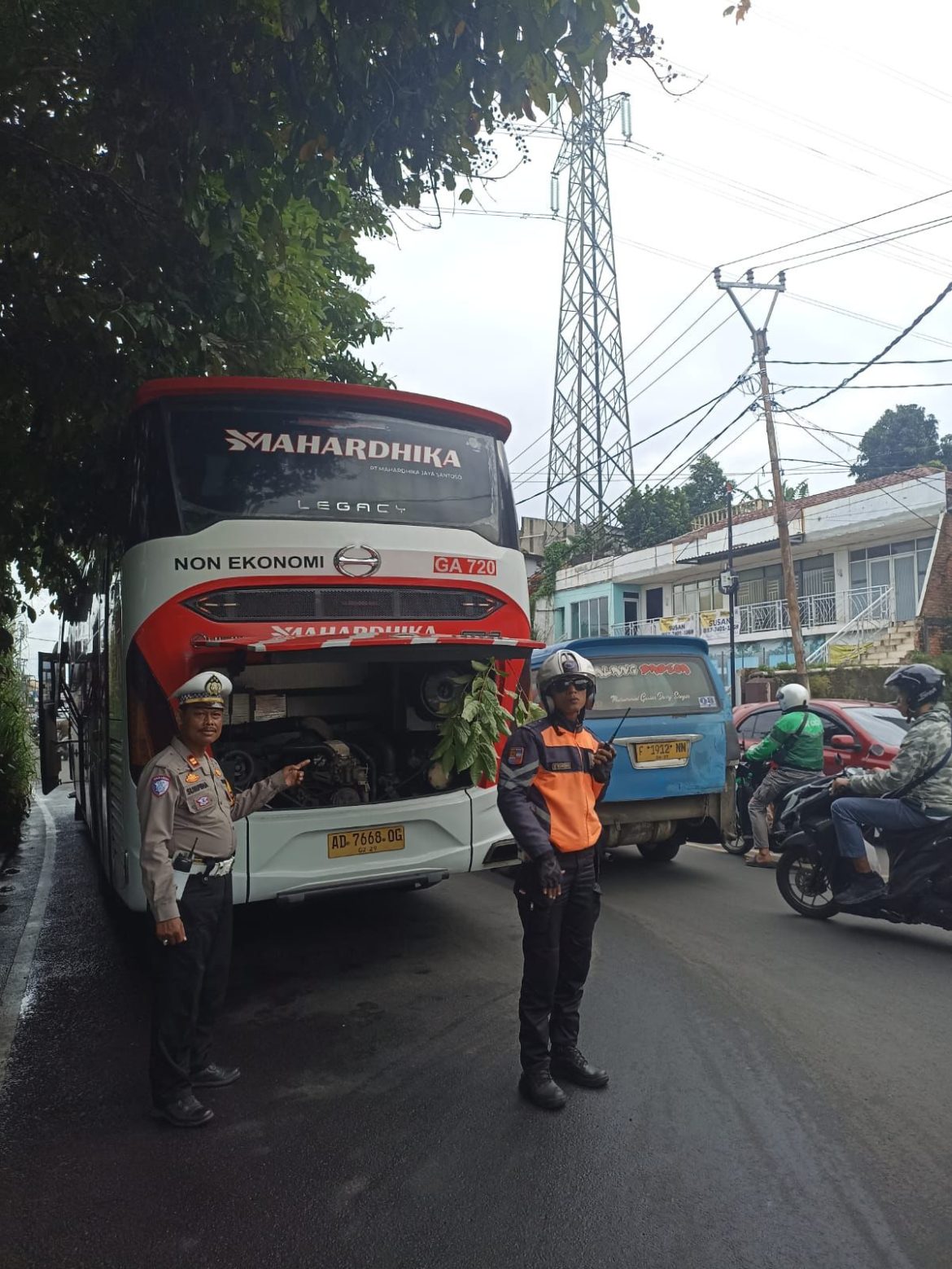 Sigap dan Humanis, Polres Bogor Bantu Urai Kemacetan Akibat Bus Mogok di Kedung Halang