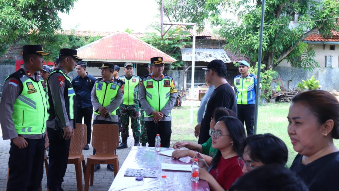 Potret Kerukunan di Pekalongan: Kapolres Tinjau Aksi Sosial Sembako Murah di Halaman Gereja