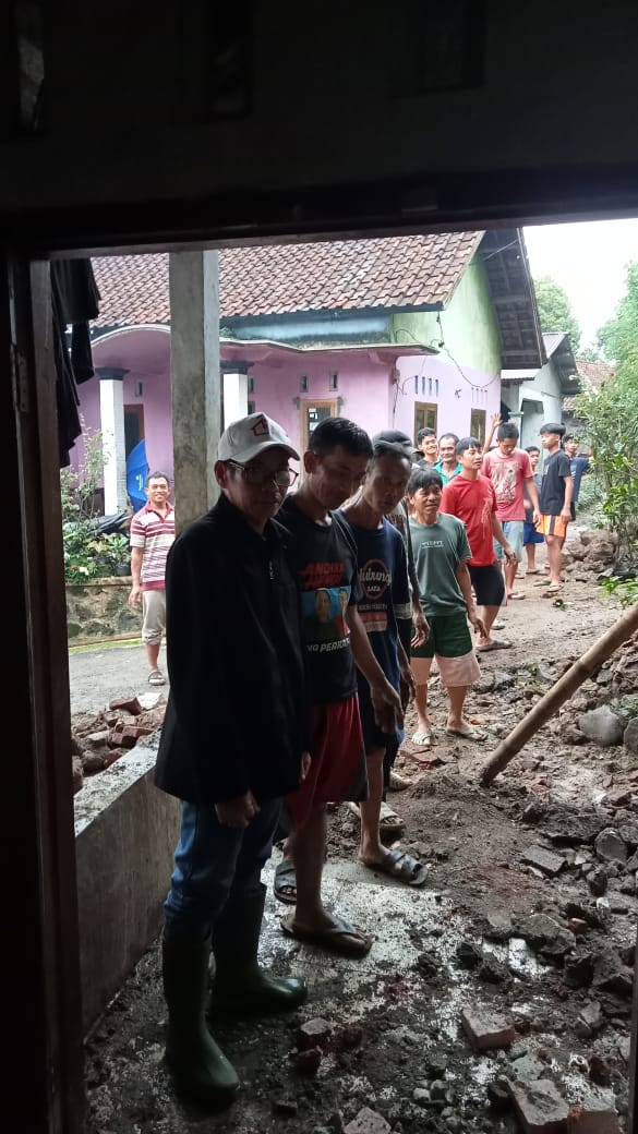 Diterjang Hujan Deras, Senderan Rumah Longsor di Desa Mendolo Pekalongan