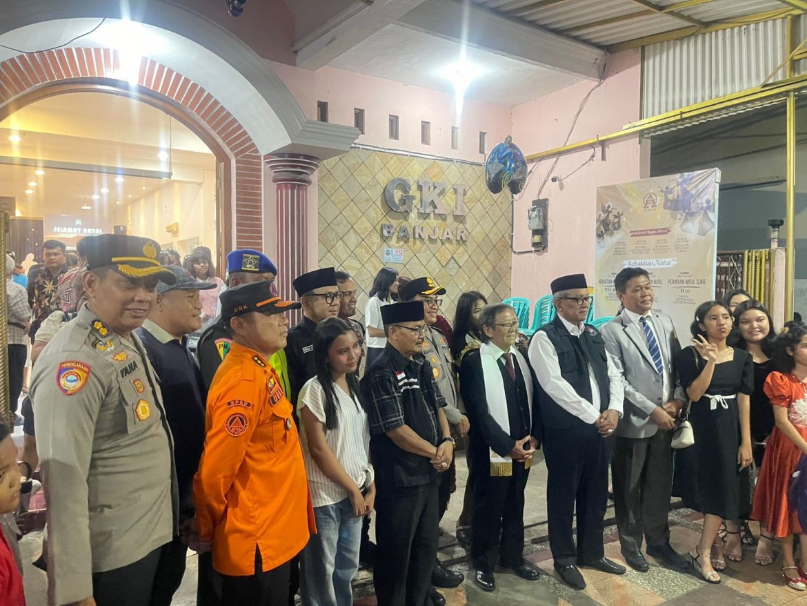 Pastikan Natal Aman, Personel Polda Jabar Cek Gereja dan Pos Pam Ops Lilin Lodaya 2025 di Wilayah Polres Banjar   