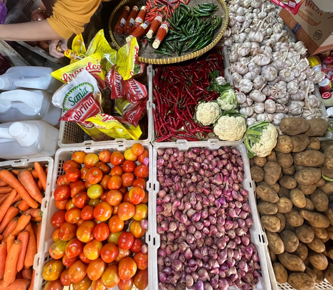 Harga Kebutuhan Pokok di Pasar Kajen Relatif Stabil, Cabai Turun dan Ayam Naik