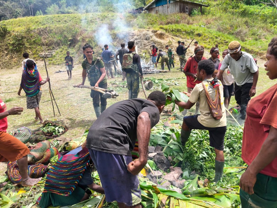 Jaya Sakti Peduli dan Menyapa. Keceriaan di Wilayah Homeyo, Satgas dan Warga Bahagia