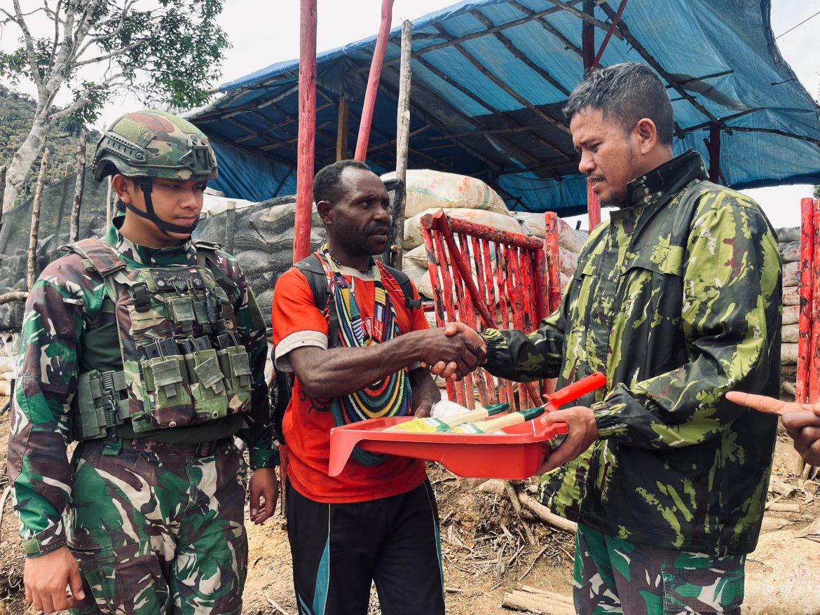 Jaya Sakti Berbagi. Satgas Serahkan Bantuan, Gereja Engganengga Bersinar