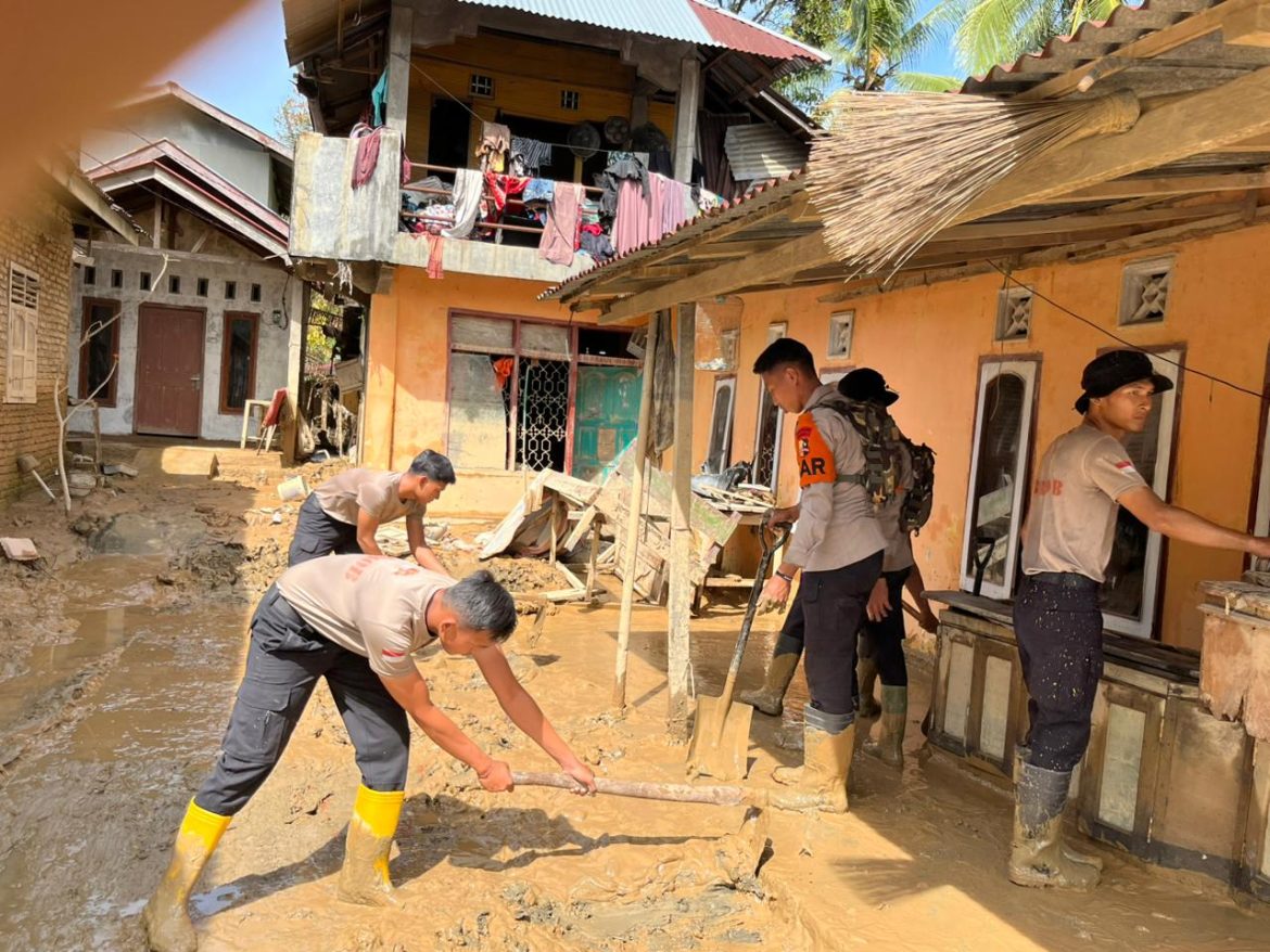 Brimob Polri Perkuat Pemulihan Warga Padang Pariaman Melalui Penyediaan Air Bersih, Huntara dan Akses Jalan
